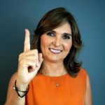 Ana María Carrasco con blusa anaranjada numero uno